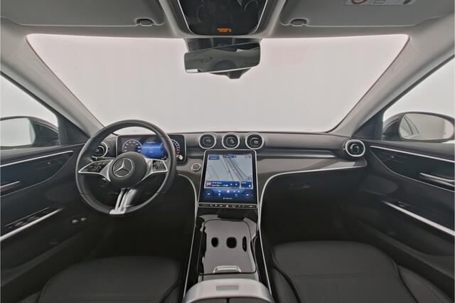 Mercedes-Benz C-KLASSE Estate 300 e Plug-In Hybride Trekhaak | Panorama Schuif-Kanteldak | Apple CarPlay | Easy-Pack Achterklep | Keyless-Go | Ledkoplampen. Inclusief 24 maanden MB Certified garantie voor Europa.