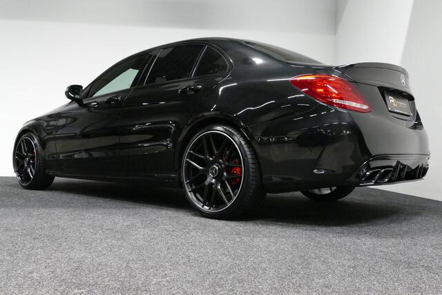 Mercedes-Benz C-KLASSE 180 AMG Line / Orig. Nederlands / C63s AMG Diffuser / Panamericana Grille / Carbon interieurdelen / Burmester Surround Sound / Elektr. verstelbare voorstoelen + memory / Ambienteverlichting / Stoelverwarming / Apple Carplay - Android Auto / 20'' LMV / Ach
