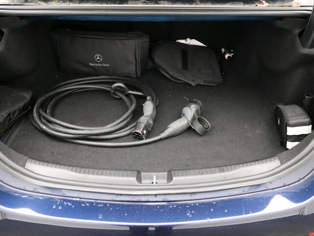 Mercedes-Benz C-KLASSE 300 e AMG Plug-In Hybride AMG Line | Night Pakket | Schuif-Kanteldak | Alarm | Sfeerverlichting | Dodehoek Assist. Inclusief 24 maanden Mercedes-Benz Certified garantie voor Europa.