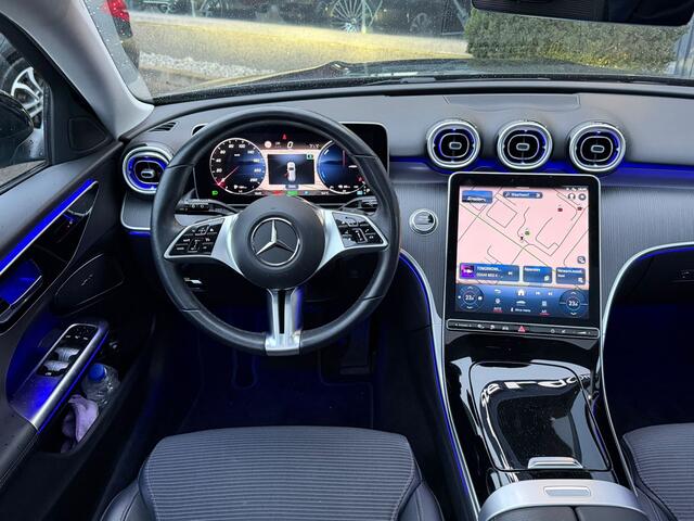 Mercedes-Benz C-KLASSE Estate 300 e Business Line Limited I Panorama dak I 360 camera I MBUX l Stoelverwarming I Sfeerverlichting l Tempomaat I Elektrische bed. Achterklep l Zomer en Winterset ( op afbeelding Winter ) l Voorverwarming l
