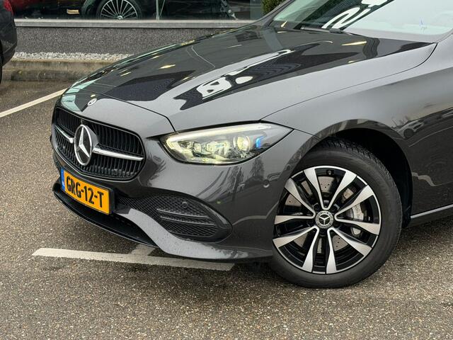 Mercedes-Benz C-KLASSE Estate 300 e Business Line Limited I Panorama dak I 360 camera I MBUX l Stoelverwarming I Sfeerverlichting l Tempomaat I Elektrische bed. Achterklep l Zomer en Winterset ( op afbeelding Winter ) l Voorverwarming l