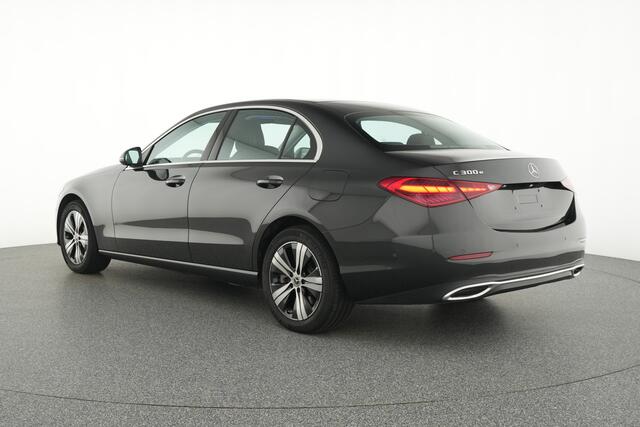 Mercedes-Benz C-KLASSE 300 e Plug-In Hybride | Trekhaak | Dode Hoek Ass | Sfeerverlichting | Car Play | Stoelverwarming | Parkeerpakket met Camera | Inclusief 24 maanden Mercedes-Benz Certified garantie voor Europa.