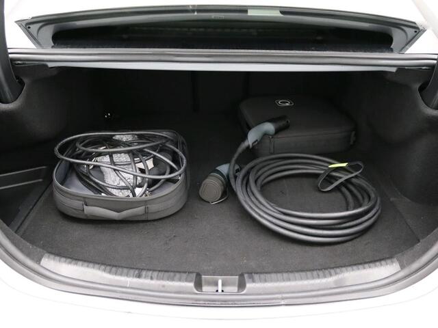 Mercedes-Benz C-KLASSE 300 e Business Solution AMG AMG Line | Panorama Schuif-Kanteldak | Distronic | Lederen bekleding | Alarm | Parkeerpakket met 360°-camera | 20 Inch AMG Velgen. Inclusief 24 maanden Mercedes-Benz Certified garantie voor Europa.