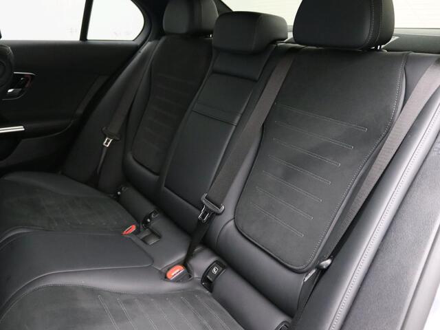 Mercedes-Benz C-KLASSE 300 e Business Solution AMG AMG Line | Panorama Schuif-Kanteldak | Distronic | Lederen bekleding | Alarm | Parkeerpakket met 360°-camera | 20 Inch AMG Velgen. Inclusief 24 maanden MB Certified garantie voor Europa.