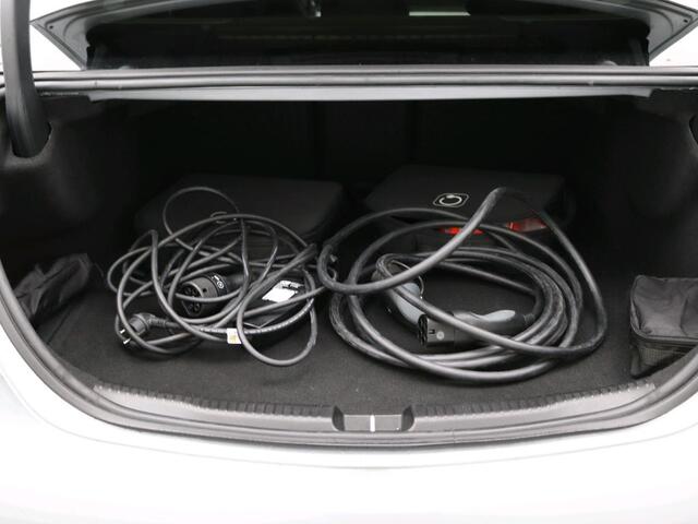 Mercedes-Benz C-KLASSE 300 e Business Solution AMG AMG Line | Panorama Schuif-Kanteldak | Distronic | Lederen bekleding | Alarm | Parkeerpakket met 360°-camera | 20 Inch AMG Velgen. Inclusief 24 maanden MB Certified garantie voor Europa.