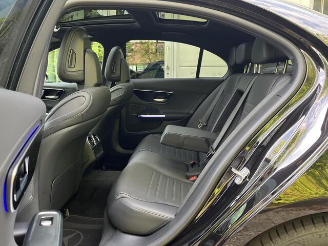 Mercedes-Benz C-KLASSE 180 Star Edition AMG | Night Pakket | Panoramadak | Sierdelen Lindehout Antraciet | Apple CarPlay | Android Auto | Dodehoekassistent | Elektrisch Verstelbare Stoelen + Memory | Stoelverwarming | Sfeerverlichting | Achteruitrijcamera