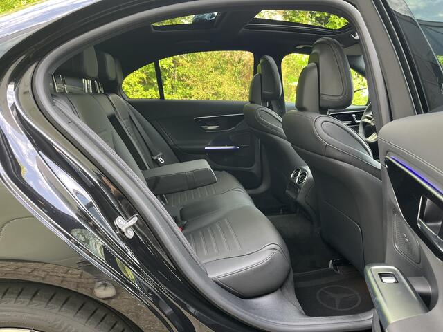 Mercedes-Benz C-KLASSE 180 Star Edition AMG | Night Pakket | Panoramadak | Sierdelen Lindehout Antraciet | Apple CarPlay | Android Auto | Dodehoekassistent | Elektrisch Verstelbare Stoelen + Memory | Stoelverwarming | Sfeerverlichting | Achteruitrijcamera