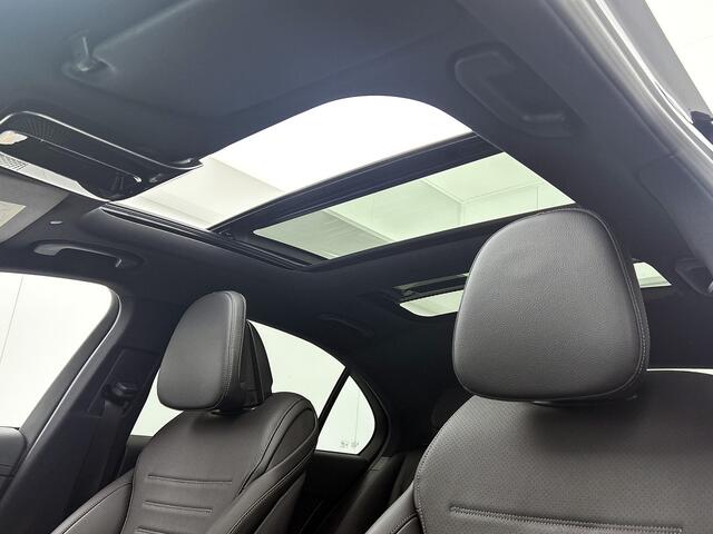 Mercedes-Benz C-KLASSE 200 AMG Nightpakket | Panoramadak | Alarm | Car Play | Sfeerverlichting | Parkeerpakket met Camera > MB-paasweekend