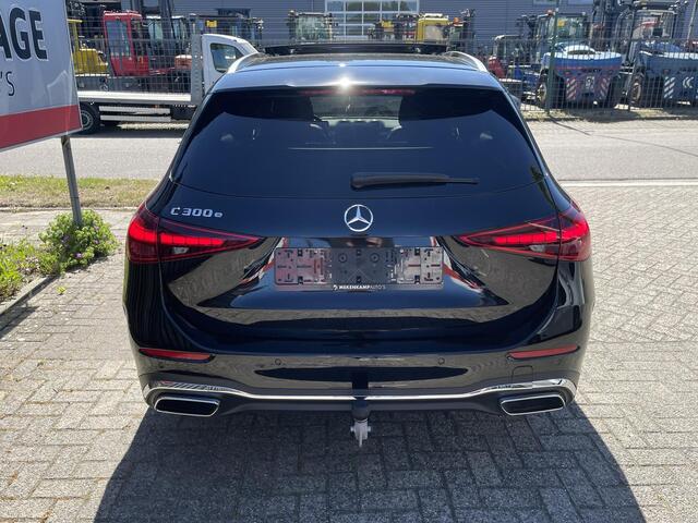 Mercedes-Benz C-KLASSE Estate 300 e Star Edition AMG Line 18"/Panoramadak/Trekhaak/Stuur + stoelverwarming/Adaptieve cruise/Dodehoek/Sfeerverlichting premium/Elektrische klep/Apple Carplay & Android Auto
