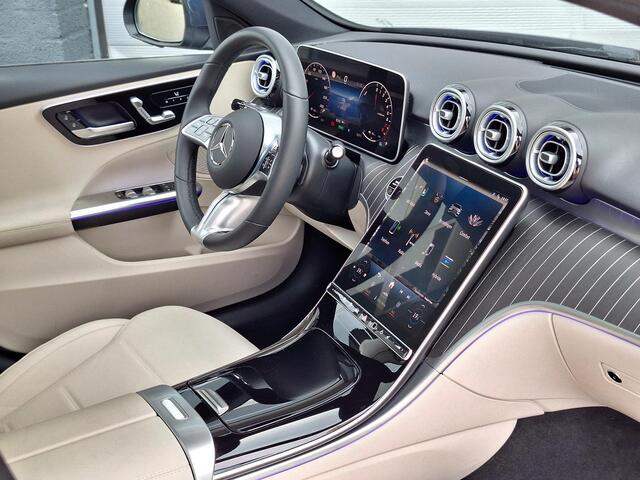 Mercedes-Benz C-KLASSE Estate 300 e Luxury Line | Leder Beige | Panoramadak | Winter Pakket | Trekhaak | DIGITAL LIGHT | DISTRONIC Afstandsassistent | 360° Camera | Stuurverwarming | Apple CarPlay | Android Auto | Elektrisch Verstelbare Stoelen + Memory