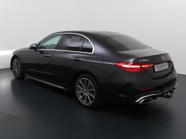 Mercedes-Benz C-KLASSE 300e AMG // Trekhaak // Memory // 360 Camera // Keyless // Digital Light // Privacy Glass // Carplay