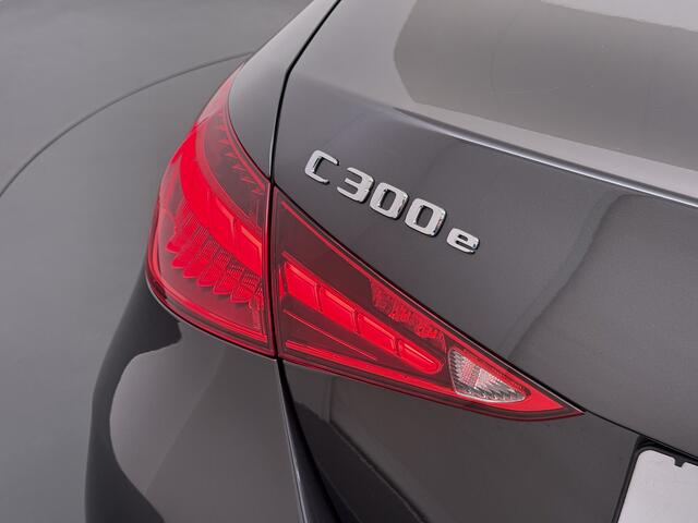 Mercedes-Benz C-KLASSE 300e AMG // Trekhaak // Memory // 360 Camera // Keyless // Digital Light // Privacy Glass // Carplay