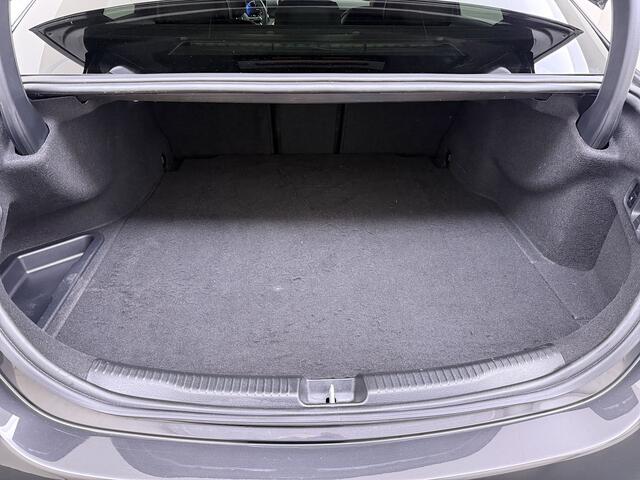 Mercedes-Benz C-KLASSE 300e AMG // Trekhaak // Memory // 360 Camera // Keyless // Digital Light // Privacy Glass // Carplay