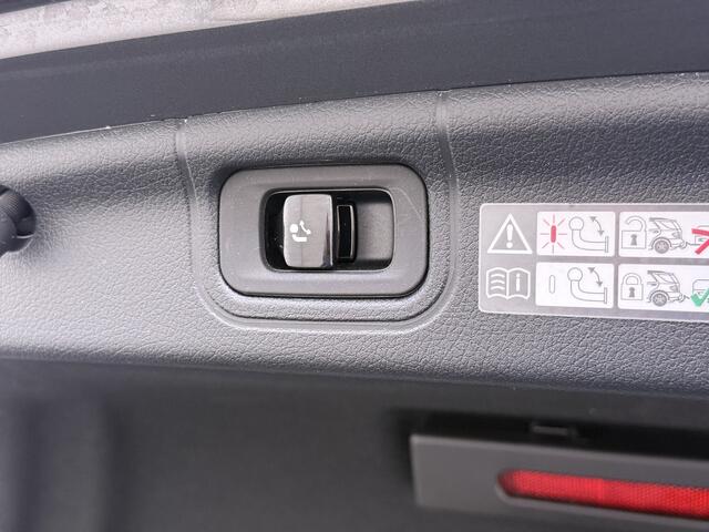 Mercedes-Benz C-KLASSE 300e AMG // Trekhaak // Memory // 360 Camera // Keyless // Digital Light // Privacy Glass // Carplay