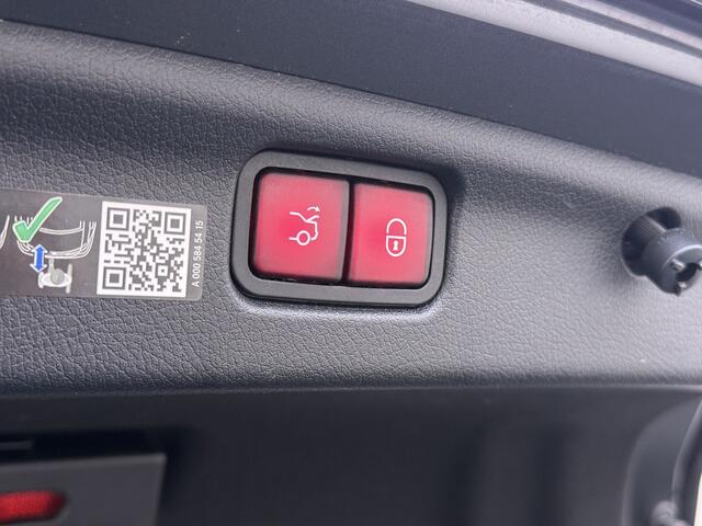 Mercedes-Benz C-KLASSE 300e AMG // Trekhaak // Memory // 360 Camera // Keyless // Digital Light // Privacy Glass // Carplay