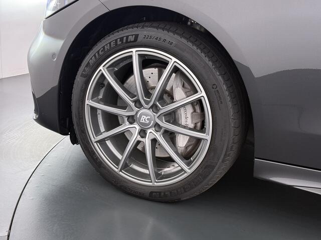 Mercedes-Benz C-KLASSE 300e AMG // Trekhaak // Memory // 360 Camera // Keyless // Digital Light // Privacy Glass // Carplay