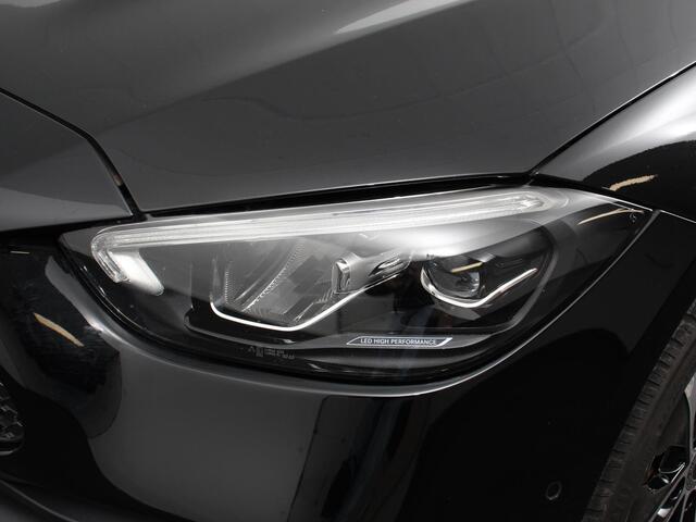Mercedes-Benz C-KLASSE 300e AMG Line sedan Automaat | Climate control | Adaptieve cruise control | Parkeersensoren | Achteruitrijcamera | Sfeerverlichting | Stoelverwarming | Keyless | LED | Navigatie