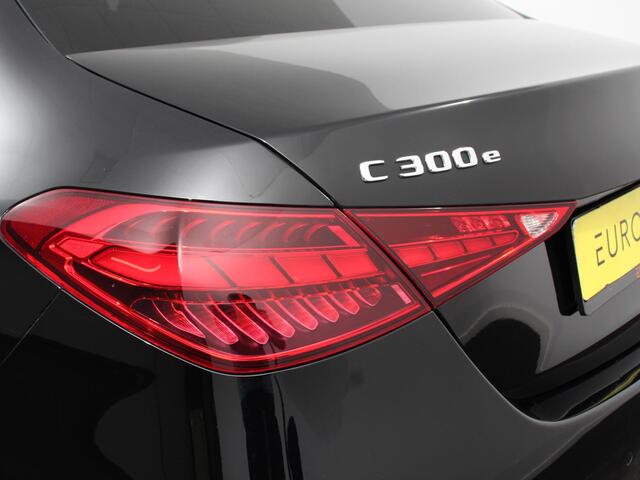 Mercedes-Benz C-KLASSE 300e AMG Line sedan Automaat | Climate control | Adaptieve cruise control | Parkeersensoren | Achteruitrijcamera | Sfeerverlichting | Stoelverwarming | Keyless | LED | Navigatie