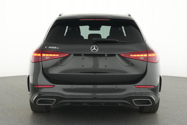 Mercedes-Benz C-KLASSE Estate 300 e AMG Plug-In Hybride AMG Line | Panorama Schuif-Kanteldak | Trekhaak | Digital Licht | Alarm | Parkeerpakket met 360°-camera. Inclusief 24 maanden Mercedes-Benz Certified garantie voor Europa.