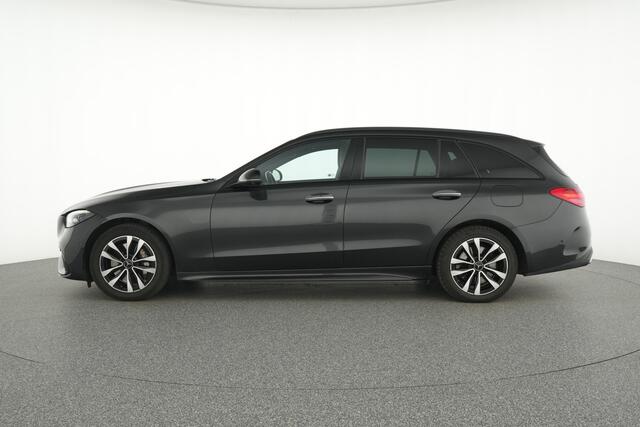 Mercedes-Benz C-KLASSE Estate 300 e AMG Plug-In Hybride AMG Line | Panorama Schuif-Kanteldak | Trekhaak | Digital Licht | Alarm | Parkeerpakket met 360°-camera. Inclusief 24 maanden Mercedes-Benz Certified garantie voor Europa.