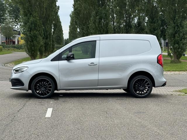 Mercedes-Benz CITAN 113 L1 Pro l Automaat l MBUX l Camera l Airco l Bumpers in kleur l Bluetooth telefonie l Cruise Controle l Navigatie l Tussenschot l Audio en Navigatie l Apple Carplay en Android Auto l PTS Achter l Laadruimte Betimmerd l
