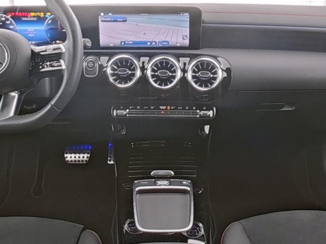 Mercedes-Benz CLA-KLASSE Shooting Brake 250 e AMG Face Lift Plug-In Hybride | AMG Line | Night Pakket | Trekhaak | Panorama Schuif-Kanteldak | Dodehoek Assist | Sfeerverlichting. Inclusief 24 maanden MB Certified garantie voor Europa.