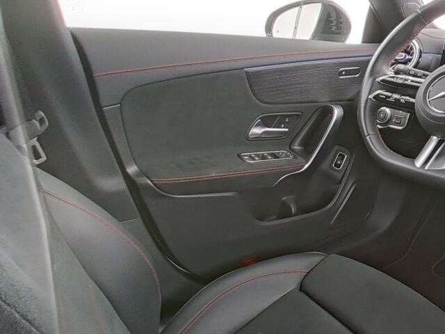 Mercedes-Benz CLA-KLASSE Shooting Brake 250 e AMG Face Lift Plug-In Hybride | AMG Line | Night Pakket | Trekhaak | Panorama Schuif-Kanteldak | Dodehoek Assist | Sfeerverlichting. Inclusief 24 maanden MB Certified garantie voor Europa.