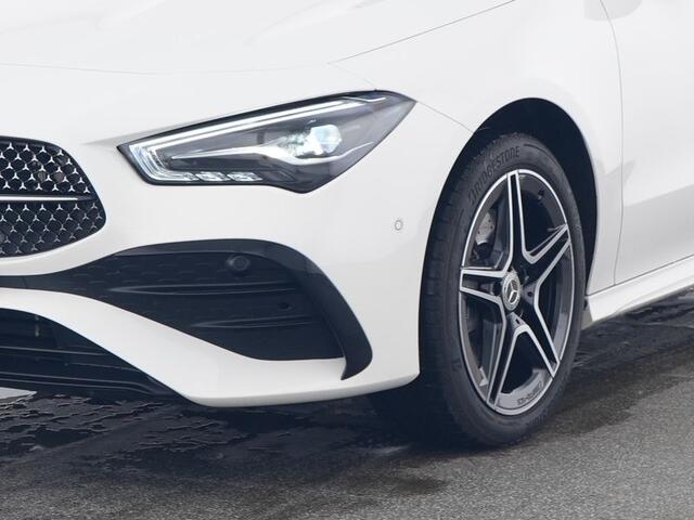 Mercedes-Benz CLA-KLASSE Shooting Brake 250 e AMG Face Lift Plug-In Hybride | AMG Line | Night Pakket | Trekhaak | Panorama Schuif-Kanteldak | Dodehoek Assist | Sfeerverlichting. Inclusief 24 maanden MB Certified garantie voor Europa.