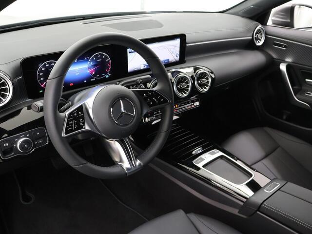 Mercedes-Benz CLA-KLASSE Shooting Brake 180 Star Edition Luxury Line | Stoelverwarming | Getint glas | Achteruitrijcamera | Sfeerverlichting