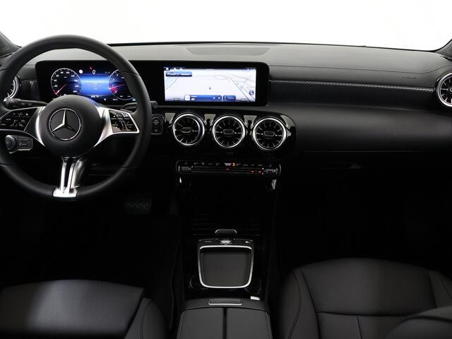 Mercedes-Benz CLA-KLASSE Shooting Brake 180 Star Edition Luxury Line | Stoelverwarming | Getint glas | Achteruitrijcamera | Sfeerverlichting