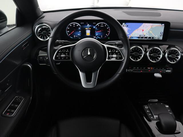 Mercedes-Benz CLA-KLASSE 180 Business Solution Luxury | Leder | Stoelverwarming | Camera | Park Assist | Sfeerverlichting | Widescreen | Full LED