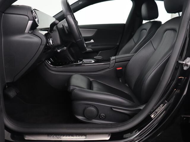 Mercedes-Benz CLA-KLASSE 180 Business Solution Luxury | Leder | Stoelverwarming | Camera | Park Assist | Sfeerverlichting | Widescreen | Full LED