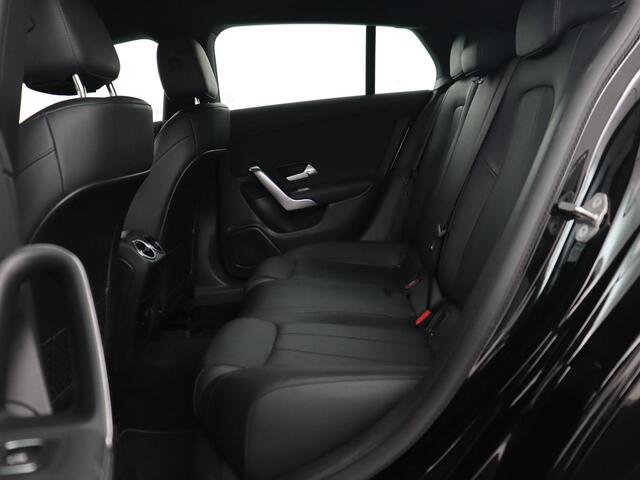 Mercedes-Benz CLA-KLASSE 180 Business Solution Luxury | Leder | Stoelverwarming | Camera | Park Assist | Sfeerverlichting | Widescreen | Full LED