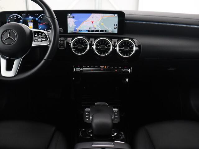 Mercedes-Benz CLA-KLASSE 180 Business Solution Luxury | Leder | Stoelverwarming | Camera | Park Assist | Sfeerverlichting | Widescreen | Full LED