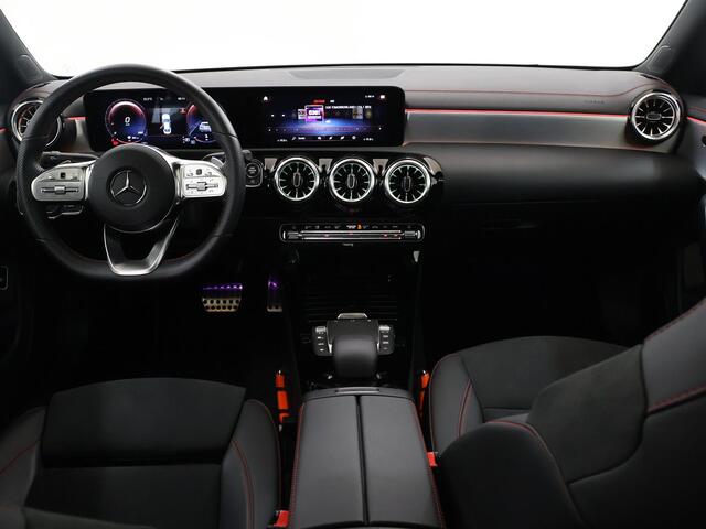 Mercedes-Benz CLA-KLASSE 180 Business Solution AMG | Night | Panoramadak | Stoelverwarming | Sfeerverlichting | Widescreen | Achteruitrijcamera |
