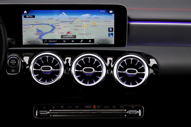 Mercedes-Benz CLA-KLASSE 180 AMG Line Aut7 | Panoramadak | Memory | Sfeerverlichting | Camera | Advanced Sound System | Keyless Go | Zitcomfortpakket | Cruise Control | Multibeam LED |