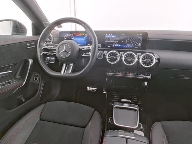Mercedes-Benz CLA-KLASSE 250 e AMG Plug-In Hybride AMG Line Premium | Night Pakket | Panorama Schuif-Kanteldak | Burmester® | Stuur en Stoelverwarming. Inclusief 24 maanden Mercedes-Benz Certified garantie voor Europa.