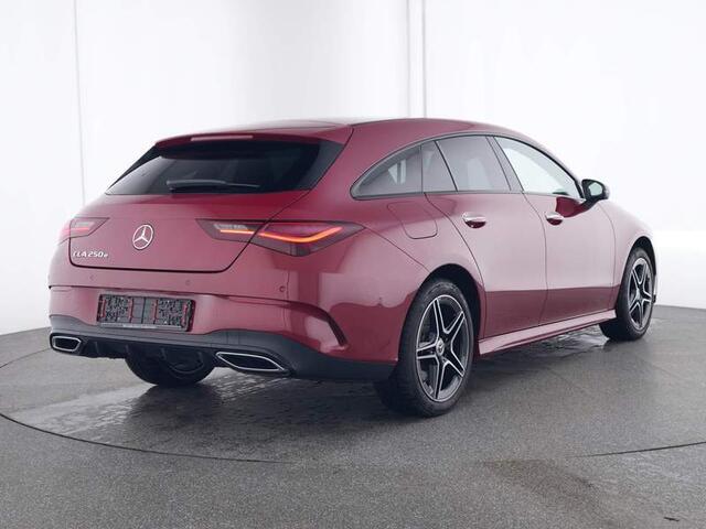 Mercedes-Benz CLA-KLASSE Shooting Brake 250 e AMG Plug-In Hybride AMG Line | NIght Pakket | Panorama Schuif-Kanteldak | Trekhaak | Multibeam Koplampen | 11kW Laden | Stuur en Stoelverwarming. Inclusief 24 maanden MB Certified garantie voor Europa.