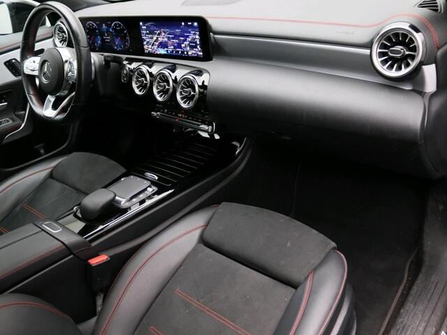 Mercedes-Benz CLA-KLASSE 180 Business Solution AMG AMG Line | Night Pakket | Panorama Schuif-Kanteldak | Sfeerverlichting | Memory Voorstoelen Ledkoplampen. Inclusief 24 maanden Mercedes-Benz Certified garantie voor Europa