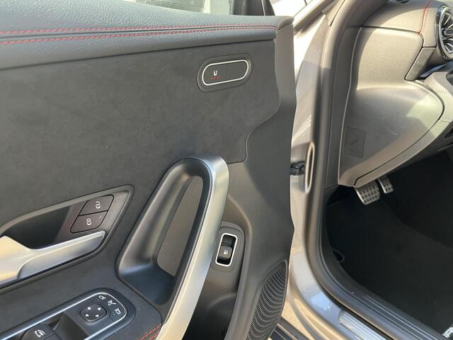 Mercedes-Benz CLA-KLASSE 250 e Star Edition AMG | Panoramadak | Apple CarPlay | Android Auto | Sfeerverlichting | Stoelverwarming | Parkeersensoren | Achteruitrijcamera | Elektrisch Inklapbare Buitenspiegels