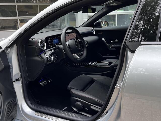 Mercedes-Benz CLA-KLASSE 250 e Star Edition AMG | Night Pakket | Dodehoekassistent | Apple CarPlay | Android Auto | Sfeerverlichting | Stoelverwarming | Parkeersensoren | Achteruitrijcamera | Elektrisch Inklapbare Buitenspiegels