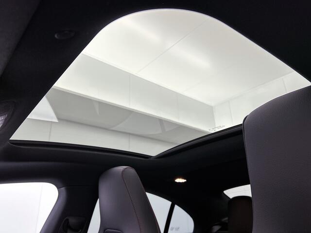 Mercedes-Benz CLA-KLASSE 200 AMG-Line | Night pakket | Panorama Schuif/kanteldak | Memory Seats | Head-Up Display | Rijassistentie pakket | 360 Camera | Sfeerverlichting Inclusief 24 maanden MB Certified garantie voor Europa.