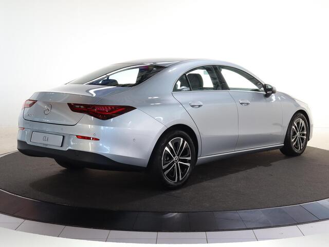 Mercedes-Benz CLA-KLASSE 180 Star Edition LIMITED | Stoelverwarming | Achteruitrijcamera | LED koplampen | MBUX |