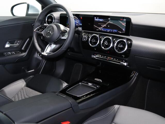 Mercedes-Benz CLA-KLASSE 180 Star Edition LIMITED | Stoelverwarming | Achteruitrijcamera | LED koplampen | MBUX |
