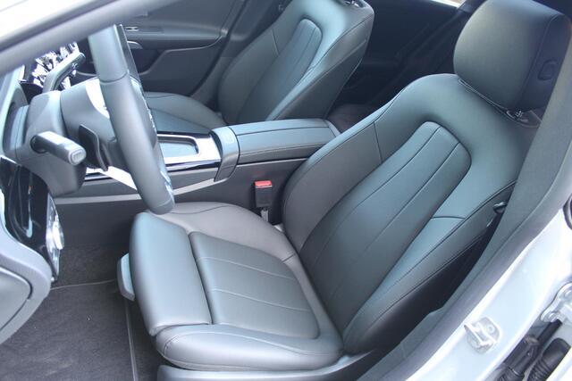 Mercedes-Benz CLA-KLASSE Shooting Brake 200 Luxury Line Panorama dak | Trekhaak