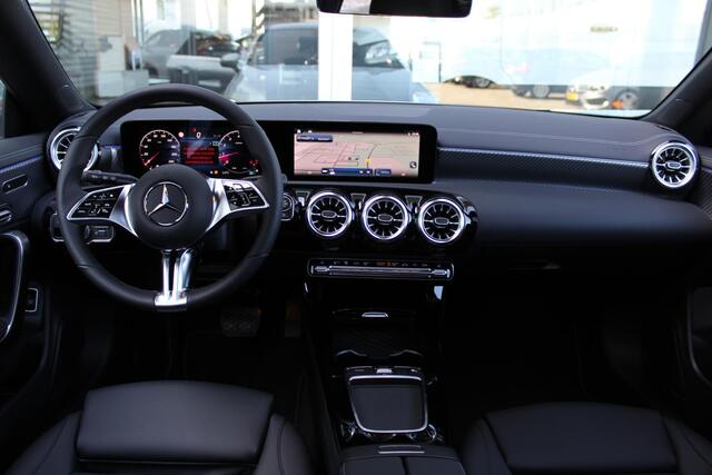 Mercedes-Benz CLA-KLASSE Shooting Brake 200 Luxury Line Panorama dak | Trekhaak