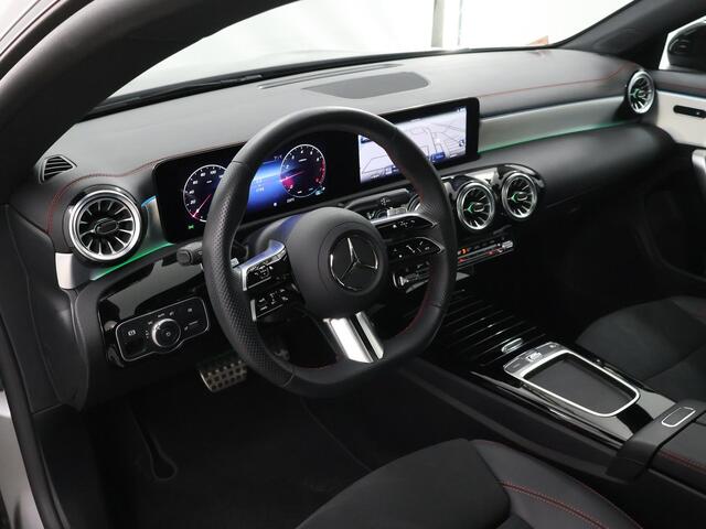Mercedes-Benz CLA-KLASSE 180 AMG Line | Panorama Schuifdak | Night | Magno matte lak | Dodehoek assistent | Augmented Reality navigatie | Stoelverwarming | Multibeam |