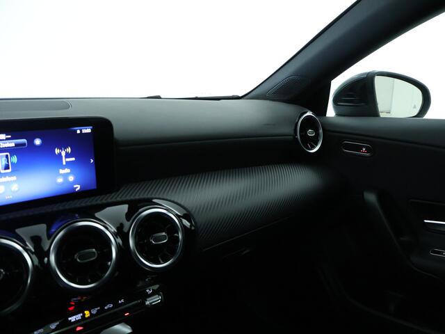 Mercedes-Benz CLA-KLASSE 180 Star Edition | Parkeerpakket met achteruitrijcamera | KEYLESS GO | Dodehoekassistent | USB pakket plus | Verwarmde stoelen vooraan |