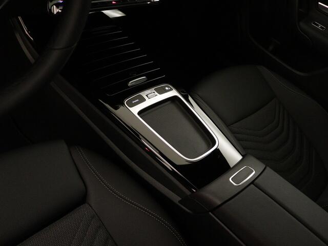 Mercedes-Benz CLA-KLASSE 180 Star Edition | Dodehoekassistent | Parkeerpakket met achteruitrijcamera | KEYLESS GO | USB pakket plus | Verwarmde stoelen vooraan | Spiegelpakket |