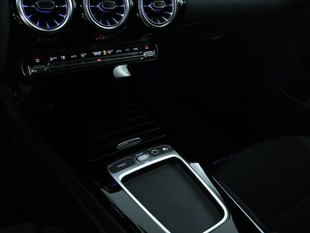 Mercedes-Benz CLA-KLASSE Shooting Brake 180 AMG Line LIMITED | Nightpakket | Parkeerpakket met achteruitrijcamera | KEYLESS GO | Dodehoekassistent | USB pakket plus | EASY PACK achterklep | MULTIBEAM LED | Verwarmde stoelen vooraan |